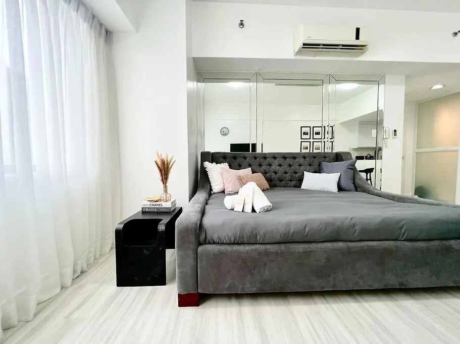 Suzi Home Bgc With Sauna, Gym, Netflix, Pool & High Speed Internet Manila Apartment