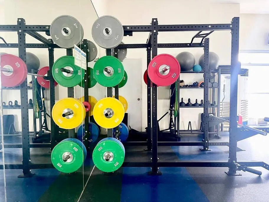 Suzi Home Bgc With Sauna, Gym, Netflix, Pool & High Speed Internet Manila