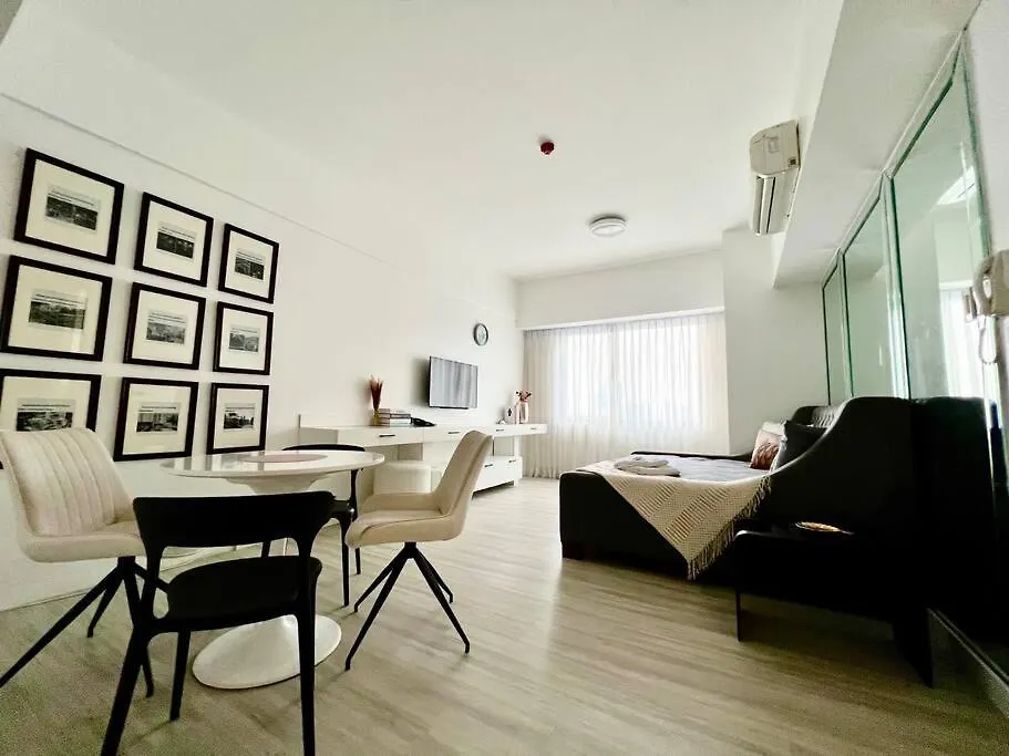 Suzi Home Bgc With Sauna, Gym, Netflix, Pool & High Speed Internet Manila Philippines