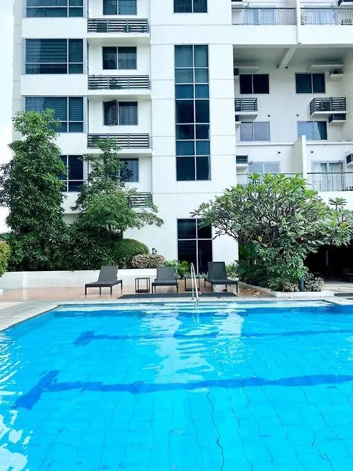 Suzi Home Bgc With Sauna, Gym, Netflix, Pool & High Speed Internet Manila
