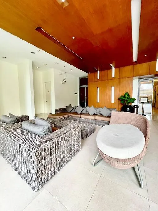 Suzi Home Bgc With Sauna, Gym, Netflix, Pool & High Speed Internet Manila Apartment