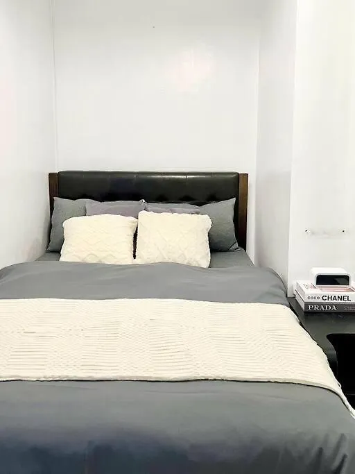 Suzi Home Bgc With Sauna, Gym, Netflix, Pool & High Speed Internet Manila