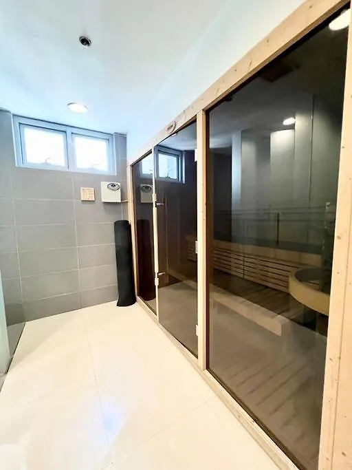 Suzi Home Bgc With Sauna, Gym, Netflix, Pool & High Speed Internet Manila Apartment