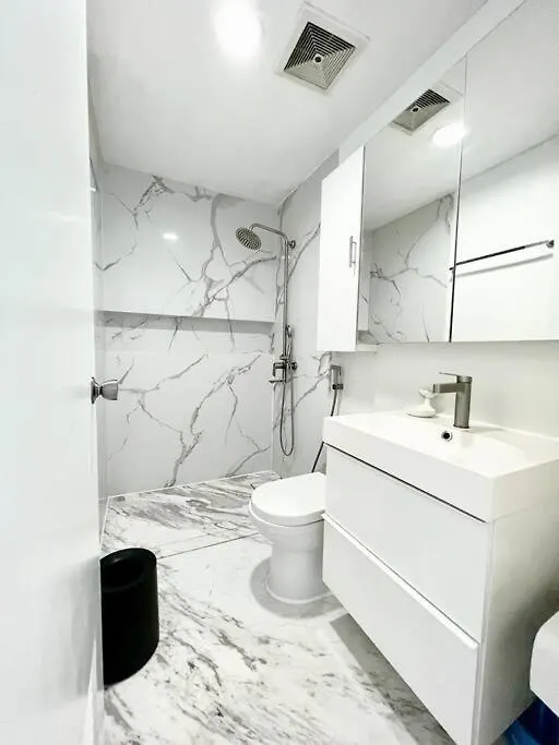 Suzi Home Bgc With Sauna, Gym, Netflix, Pool & High Speed Internet Manila Apartment