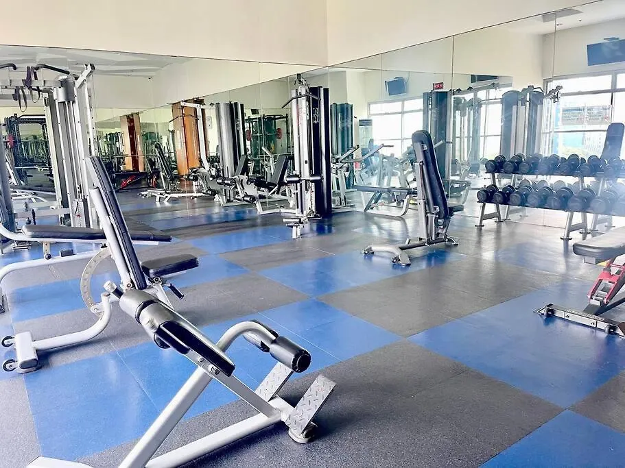 Suzi Home Bgc With Sauna, Gym, Netflix, Pool & High Speed Internet Manila Apartment