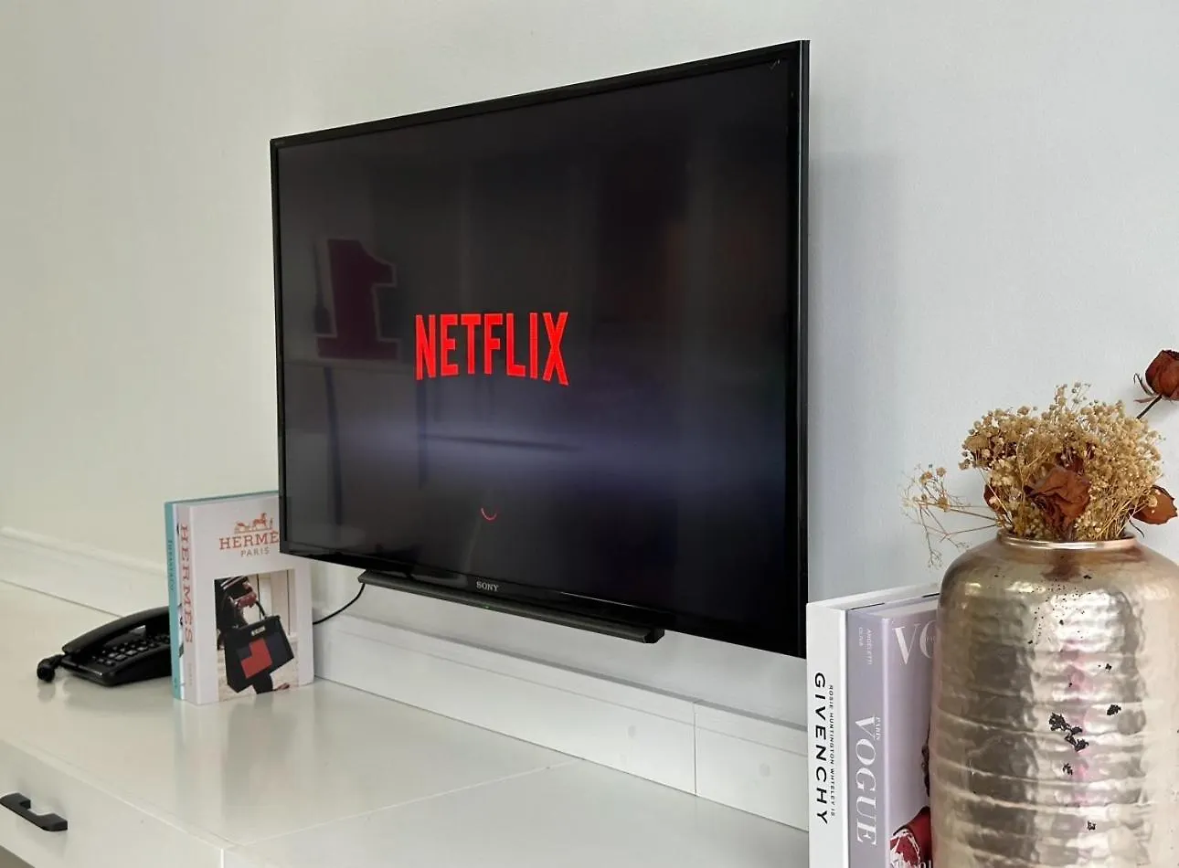 Suzi Home Bgc With Sauna, Gym, Netflix, Pool & High Speed Internet Manila
